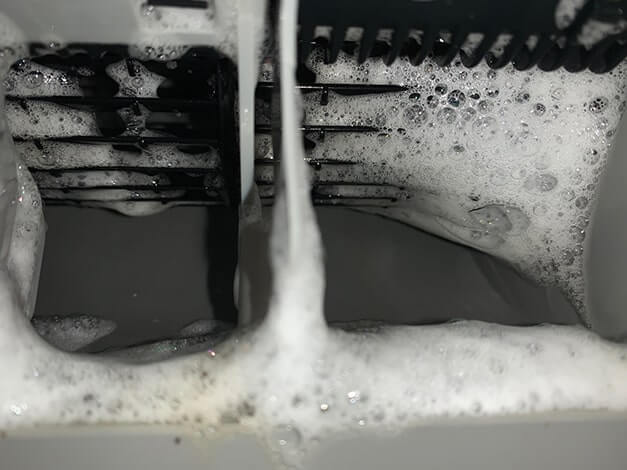 エアコンクリーニング-本駒込-厨房用アルカリ洗剤で浸け置き中