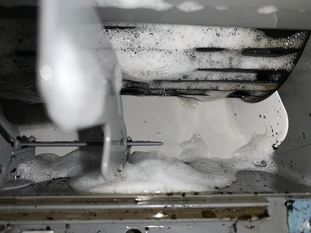 エアコンクリーニング-千駄木-厨房用アルカリ洗剤を追加噴霧