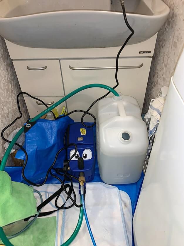 エアコンクリーニング-花畑-高圧洗浄機を洗面台下にセット