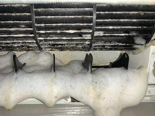 エアコンクリーニング-三番町-吹き出し口｜カビ取り洗剤噴霧中