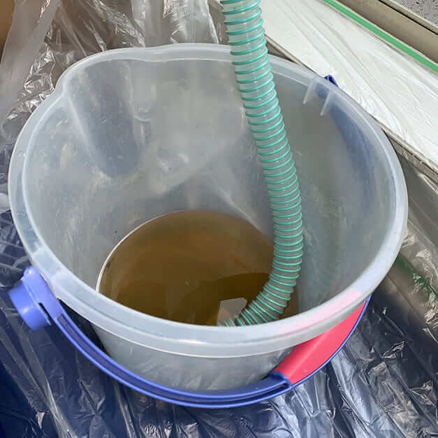 エアコンクリーニング-赤塚-洗剤噴霧後の汚水